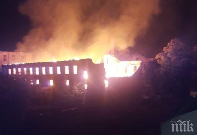 Разследват пожара в тютюневите складове в Пловдив, подозират умишлен палеж