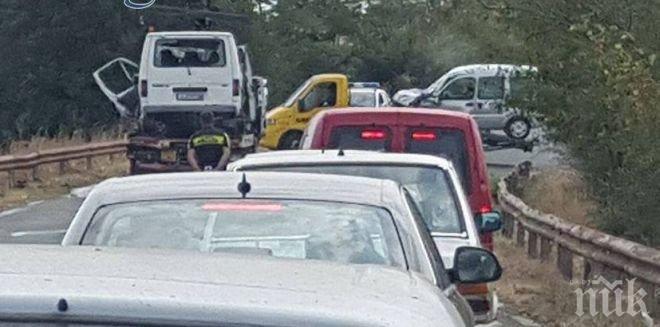 АД НА ПЪТЯ! Осем ранени край Каблешково при тежък сблъсък, пострадали са две малки деца (СНИМКИ)