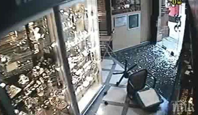 Паника в търговски център, хората бягат заради шум като от стрелба (ВИДЕО)