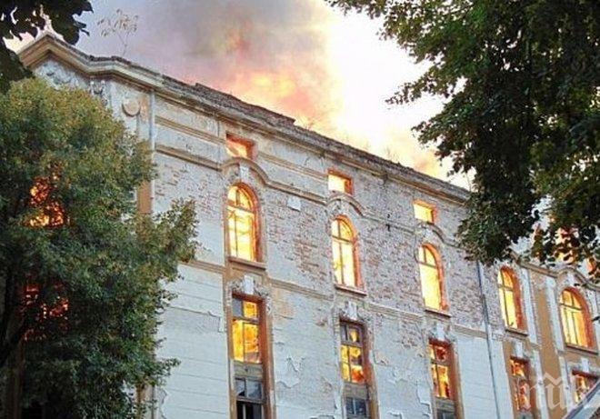 ПИК TV: СТРАШНО! Пловдивският клошар, уличен за подпалването на тютюневите складове, бранел територията си с нож    