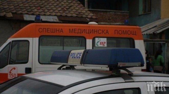 Жесток удар! Опел с руснаци се размаза в бетонна стена