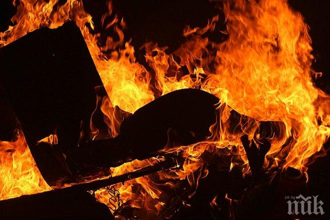 Страшен пожар в Хасково! Незаконен етаж лумна в пламъци, хората под него бягат панически
