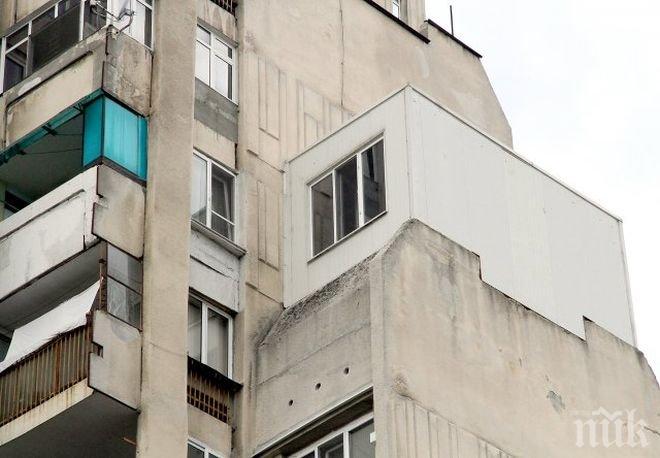 БЕЗХАБЕРИЕ! Фургонът, който се загнезди незаконно на 7-я етаж на блок в Пловдив, още си е там (СНИМКИ)