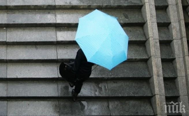 СИНОПТИЦИТЕ ПРЕДУПРЕЖДАВАТ: Дъжд ще ни пере и днес, ще гърми и вятърът ще се усилва