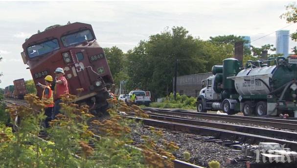 Два влака се удариха в Торонто! Има разлив на гориво(СНИМКИ)