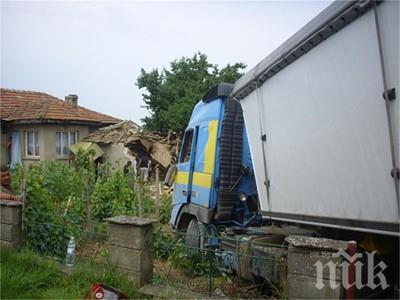 Жена нахрани турски шофьор, съборил къщата ѝ с камиона си