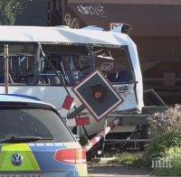 Товарен влак блъсна автобус в Германия, трима са ранени (СНИМКА)