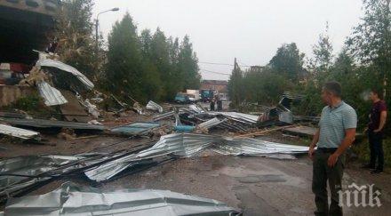 мощен смерч разруши къщи вдигна трактор въздуха снимка видео