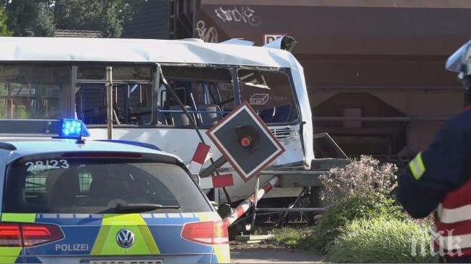 Товарен влак блъсна автобус в Германия, трима са ранени (СНИМКА)