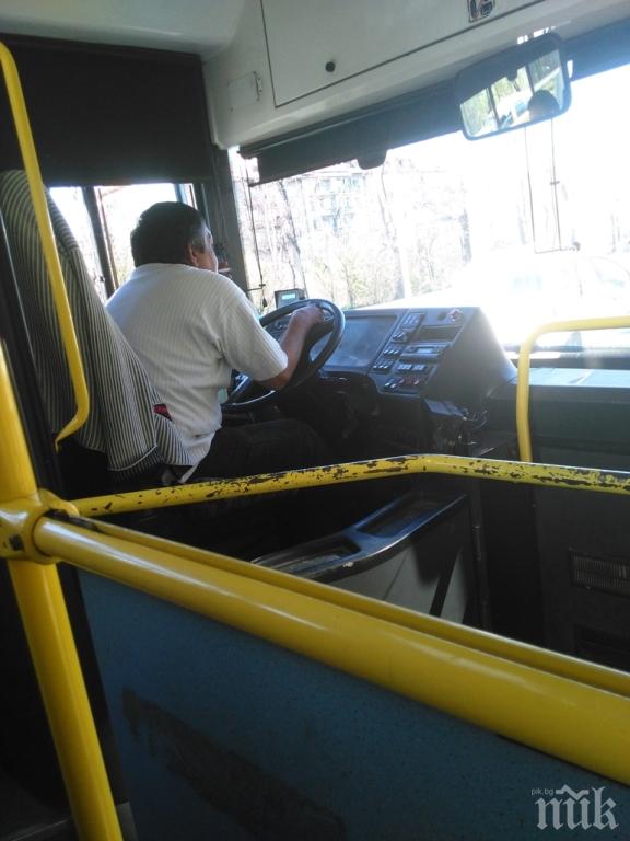 Безразсъдство! Шофьор на автобус, претъпкан с пътници, влезе в насрещното, за да си купи храна