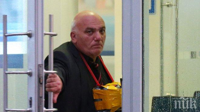 ПЪРВИ КАДРИ ОТ ЗАЛОЖНИЧЕСКАТА КРИЗА В МОСКВА: Мъжът, който заплашва да взриви Ситибанка, иска преговори с полицията (ВИДЕО/НА ЖИВО)