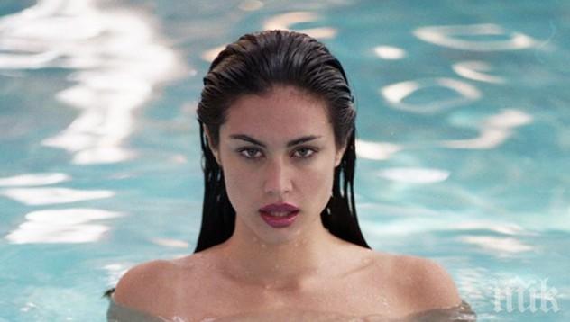 Алекс те чака в басейна