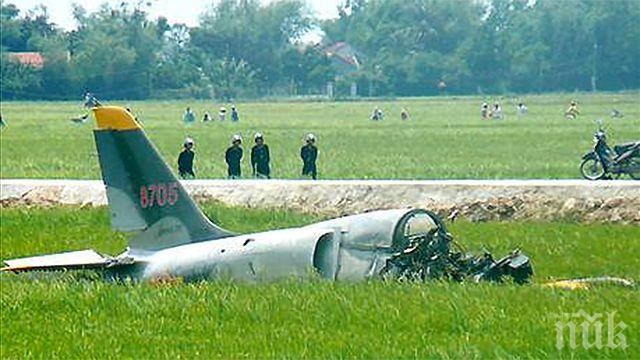 Самолет падна във Виетнам, двама са загинали (СНИМКА)