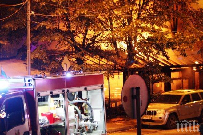 СТИХИЯ! Ресторантът във Варна изгорял до основи