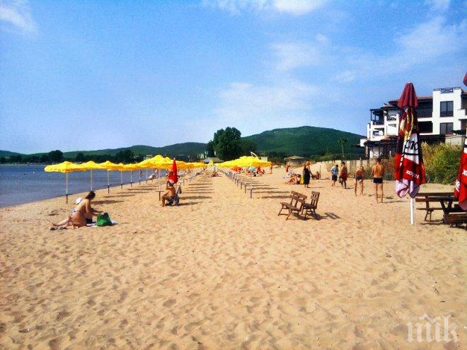 Пробив! Чадъри и шезлонги без пари на плажа в Черноморец