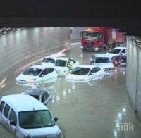 Наводнения в Анкара - стотици коли затънали в подлези 
