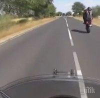 Безумие! Мотористи се хвалят в интернет с лудо каране, полицията ги привика (ВИДЕО) 