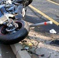 Тежък инцидент! Моторист бере душа след удар в автобус в София