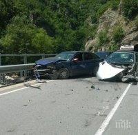 Тежка катастрофа! Челен удар затвори дефилето за Велинград!