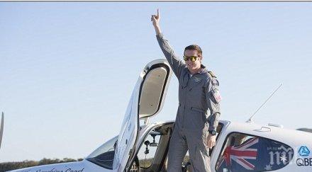 годишен австралиец обиколи света моторен самолет снимки видео