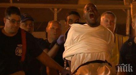 екшън сащ гол мъж вилня летище удари самолет