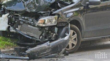 два автомобила нацелиха унсс столицата