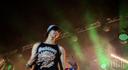 мат бърнс световният шампион свирене въображаема китара видео