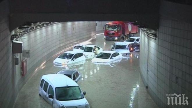 Наводнения в Анкара - стотици коли затънали в подлези 