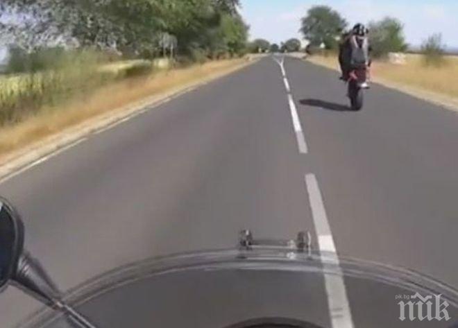 Безумие! Мотористи се хвалят в интернет с лудо каране, полицията ги привика (ВИДЕО) 