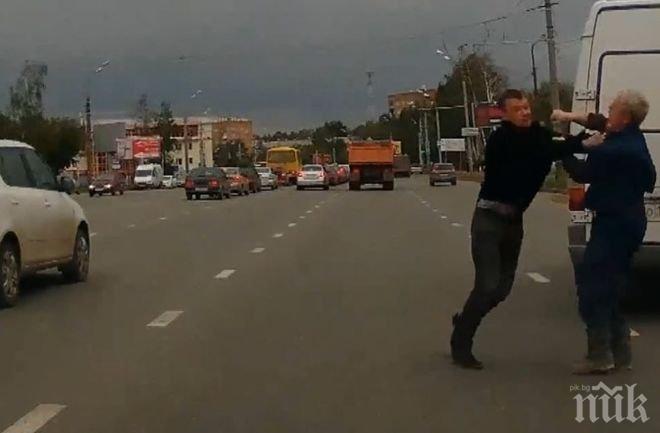 Екшън в Пловдив! Шофьори се млатиха на кръстовище