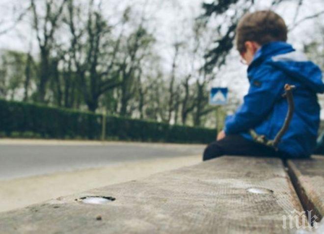 Чиновници оставиха без личен асистент 17-годишен аутист, който не говори, няма памет и е опасен за себе си