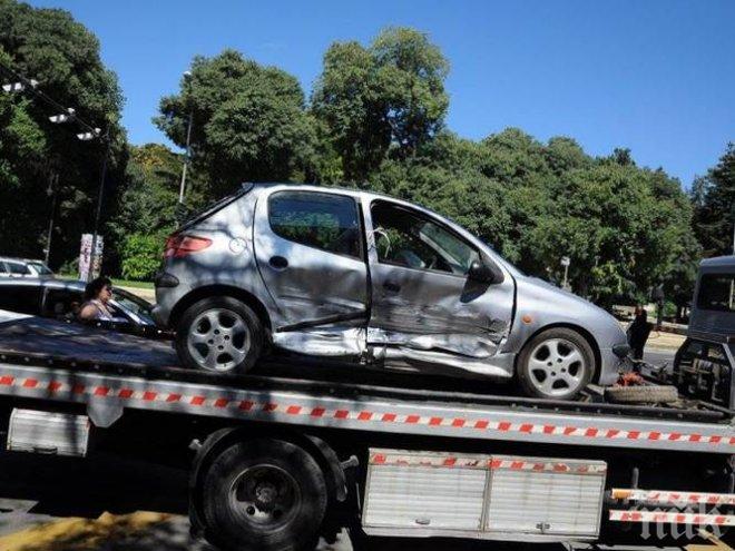 Дядо не дава предимство на пътя, катастрофира и прати две деца в болница