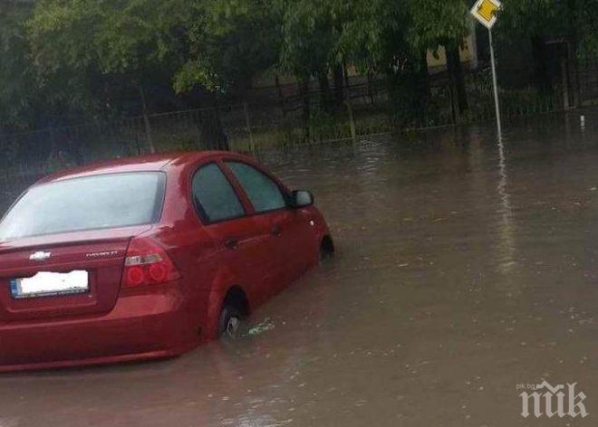 ВАДЕТЕ ВЪДИЦИТЕ! Районът около Зеленчуковата борса във Варна е под вода!