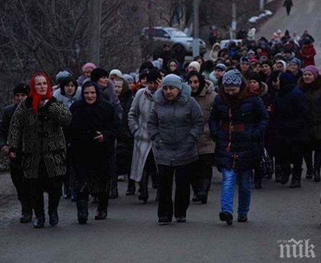 БУНТ! Разгневено одеско село изсели роми заради убийство 