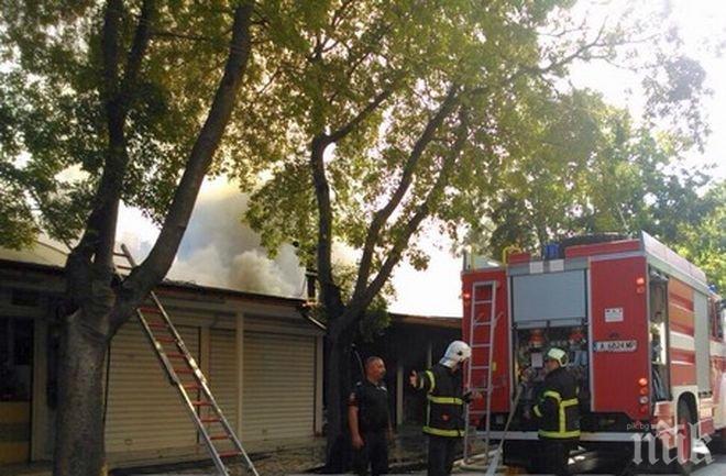 ИЗВЪНРЕДНО! Огнен ад в Поморие, горят магазини в центъра (СНИМКИ)