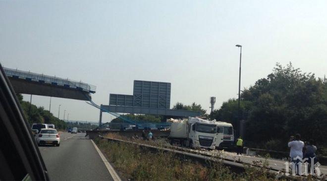 Ужасяващо! ТИР закачи и срути мост във Великобритания - пешеходец е ранен (СНИМКИ/ВИДЕО)