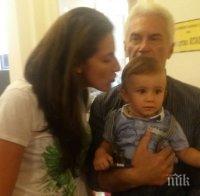 ПЪРВО В ПИК! Волен Сидеров показа бебето в парламента - политикът доведе сина си и Деница на работа (СНИМКА) 