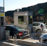 Бунт и арести в Гърция! Анархисти потрошиха кабини за пътни такси на магистралите