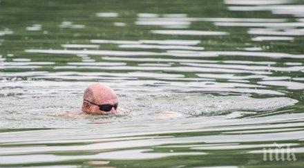 ужасен карък рибар закачи въдицата достойнството гол плувец