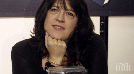 еротична писателка търси вдъхновение хайтек кухня