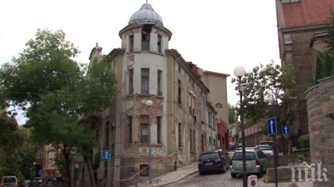 На косъм от трагедията: Част от стара сграда се срути на метри от минувачи 