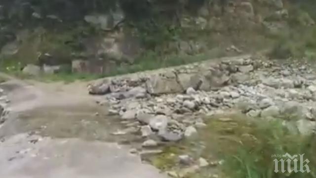 Ергенското село в Китай е изолирано от света, до него се стига по стръмен черен път Ергенското село в Китай е изолирано от света, до него се стига по стръмен черен път
