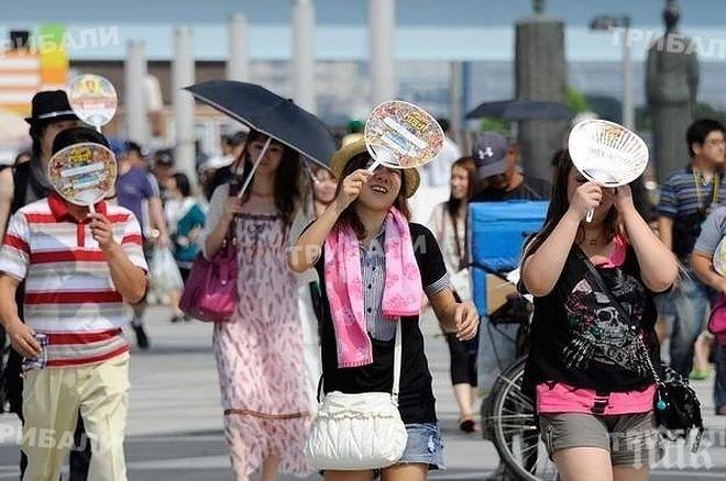 Бури съпровождат горещините в Япония