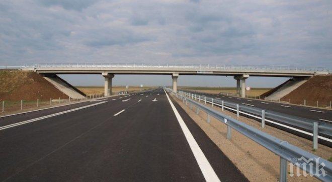 Микробус се заби в мантинелата на АМ „Тракия”