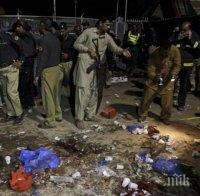 Атентатор-самоубиец се взриви в пакистански съд и уби 14 души