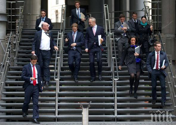 Богатите също плачат: Банкери загубиха 2.5 милиарда долара заради срива на цените на акциите