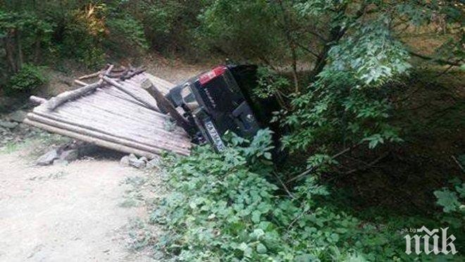 ВАЖНО! МВР издирва тариката с пикапа, който се обърна на Витоша