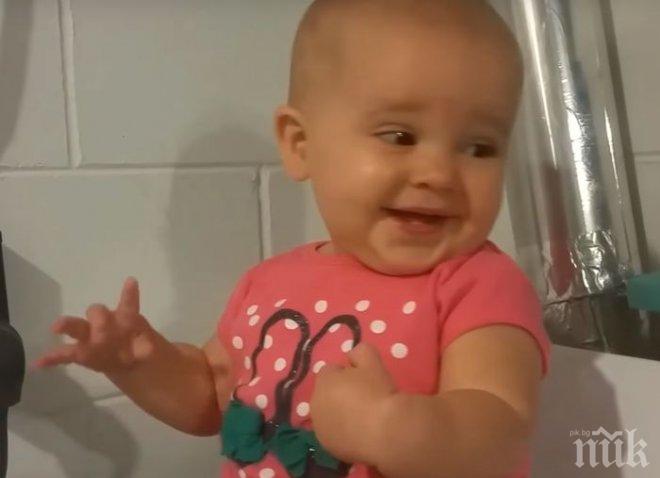 Странно: Бебе се смее като зъл гений (ВИДЕО)