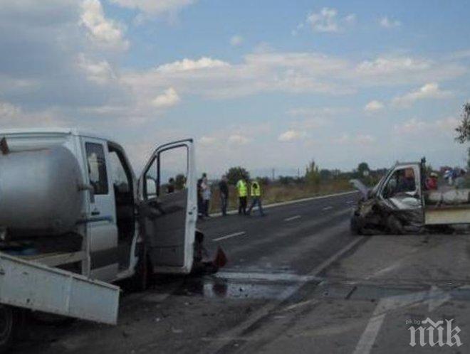 СМЪРТ! В затворени ковчези изпратиха пернишкия бизнесмен и сина му, загинали в зверската катастрофа край Пловдив