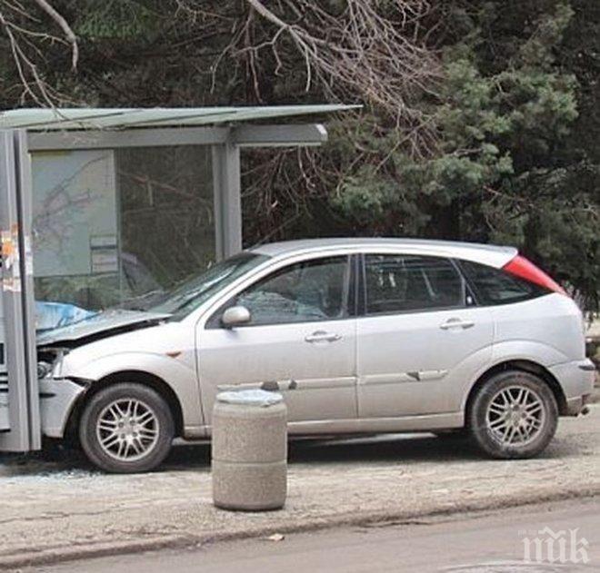 САКАТЛЪК! Две коли се потрошиха заради дивак с рейс, тръгнал да прави обратен завой
